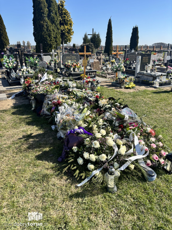 Morze kwiatów na grobie toruńskiej lekarki