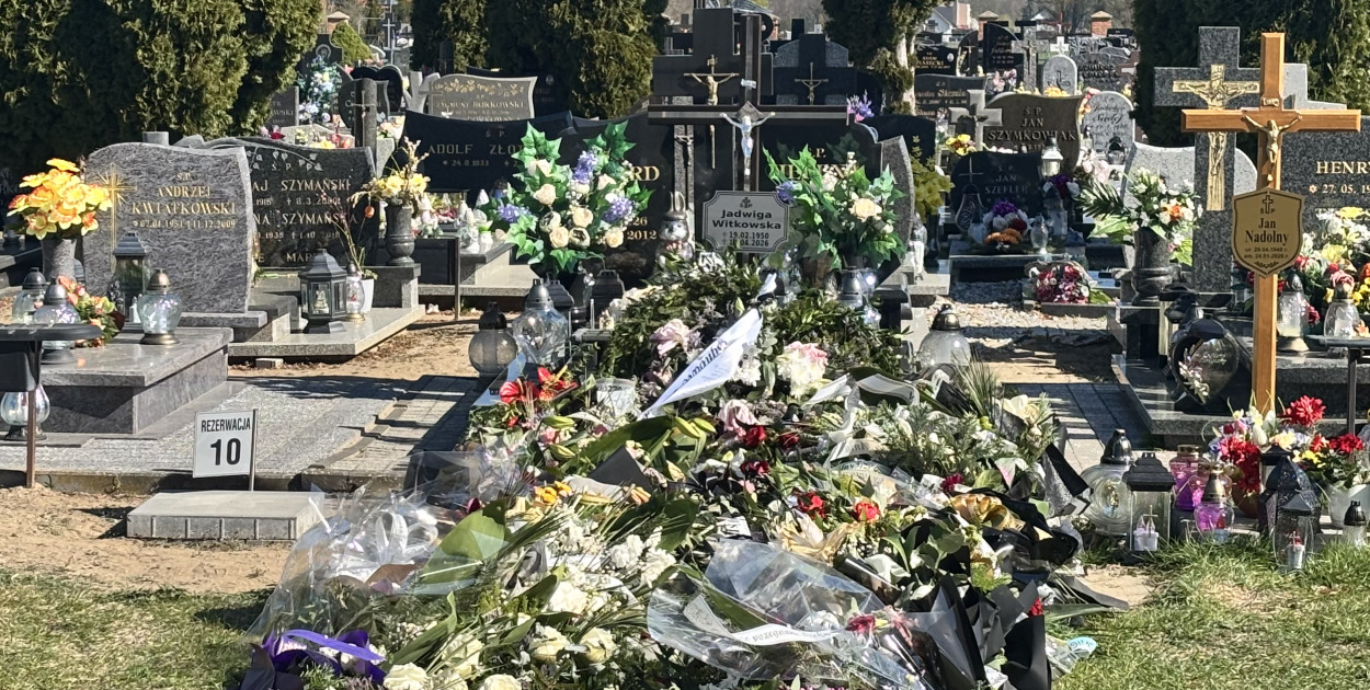 Morze kwiatów na grobie toruńskiej lekarki