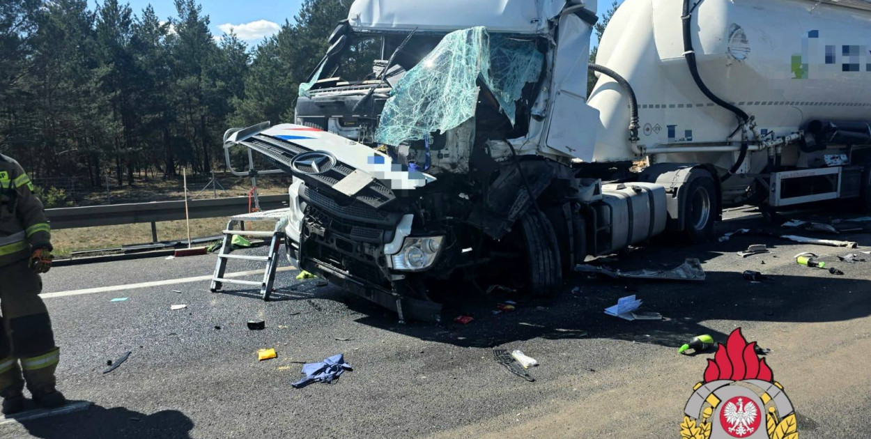 Chaos na S10 po zderzeniu trzech tirów