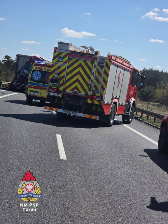 Chaos na S10 po zderzeniu trzech tirów