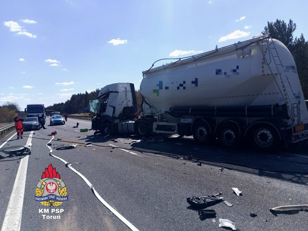 Chaos na S10 po zderzeniu trzech tirów