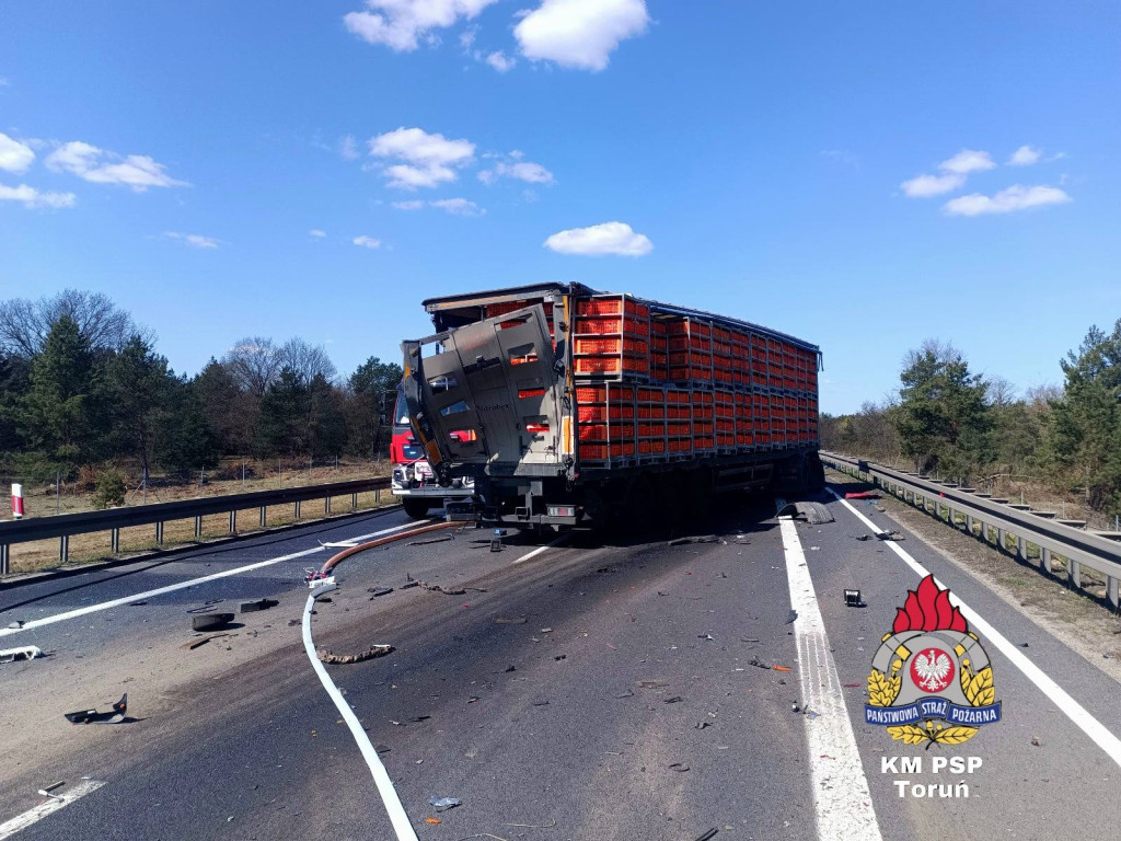 Chaos na S10 po zderzeniu trzech tirów