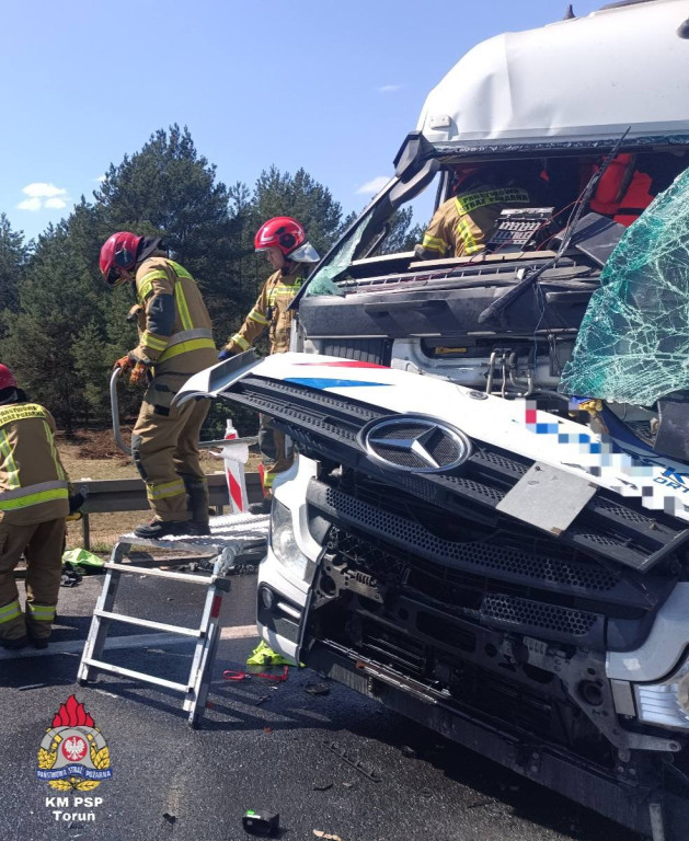 Chaos na S10 po zderzeniu trzech tirów