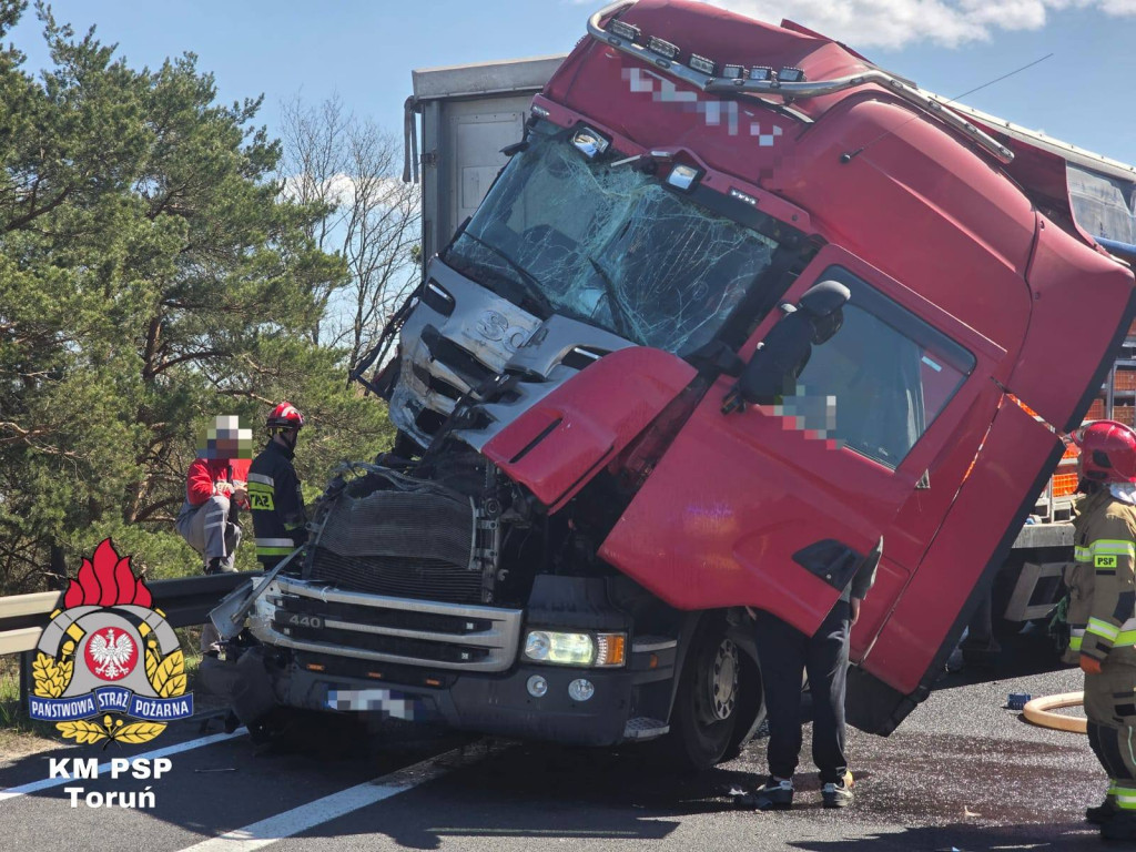 Chaos na S10 po zderzeniu trzech tirów