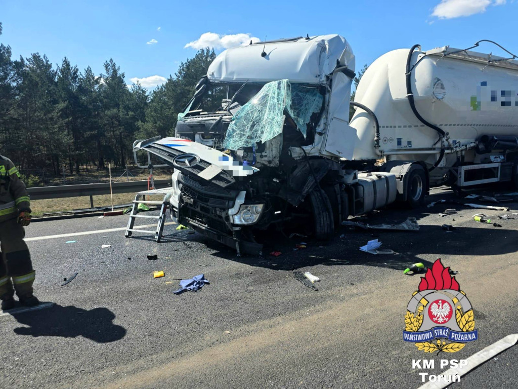 Chaos na S10 po zderzeniu trzech tirów