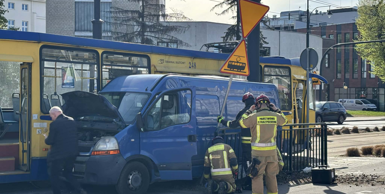 Kolizja busa i tramwaju przy targowisku