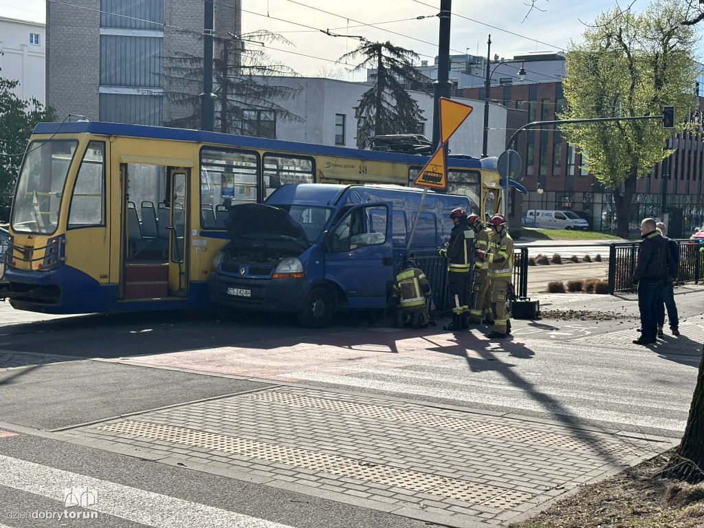 Kolizja busa i tramwaju przy targowisku