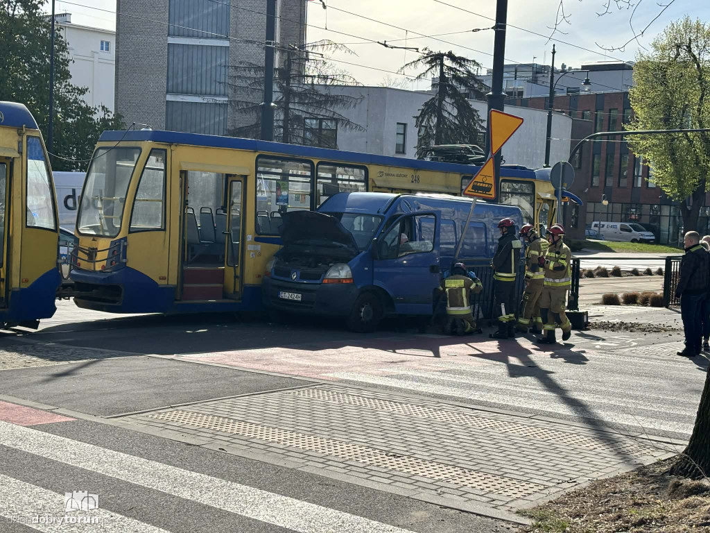 Kolizja busa i tramwaju przy targowisku