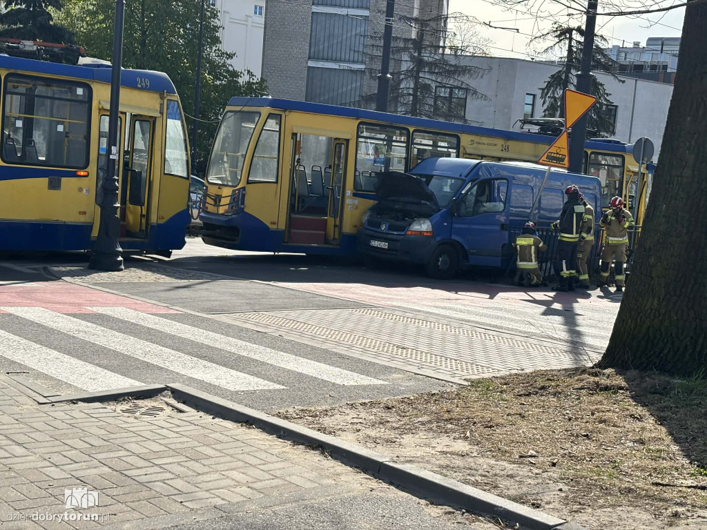 Kolizja busa i tramwaju przy targowisku