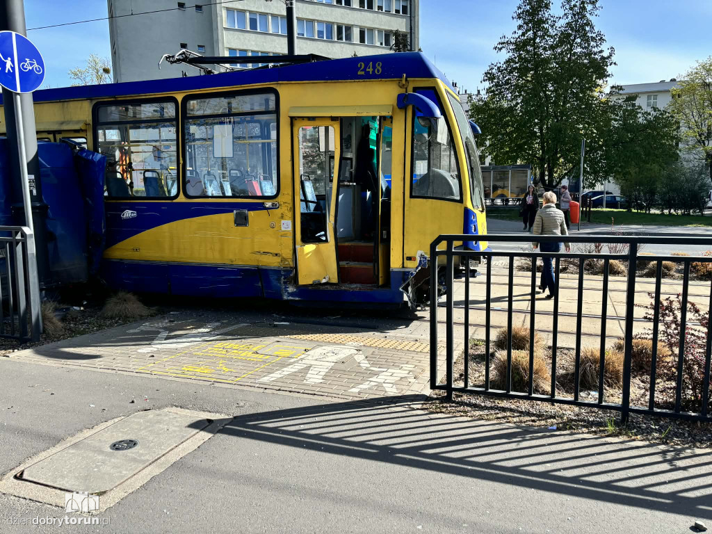 Kolizja busa i tramwaju przy targowisku