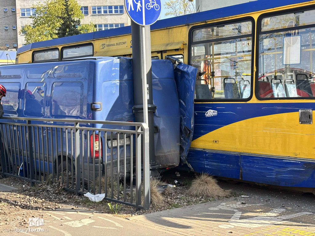Kolizja busa i tramwaju przy targowisku