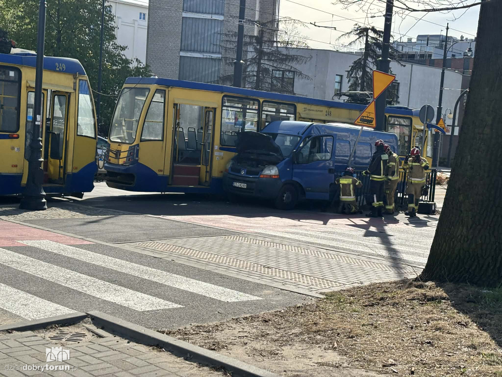 Kolizja busa i tramwaju przy targowisku