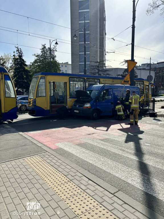 Kolizja busa i tramwaju przy targowisku