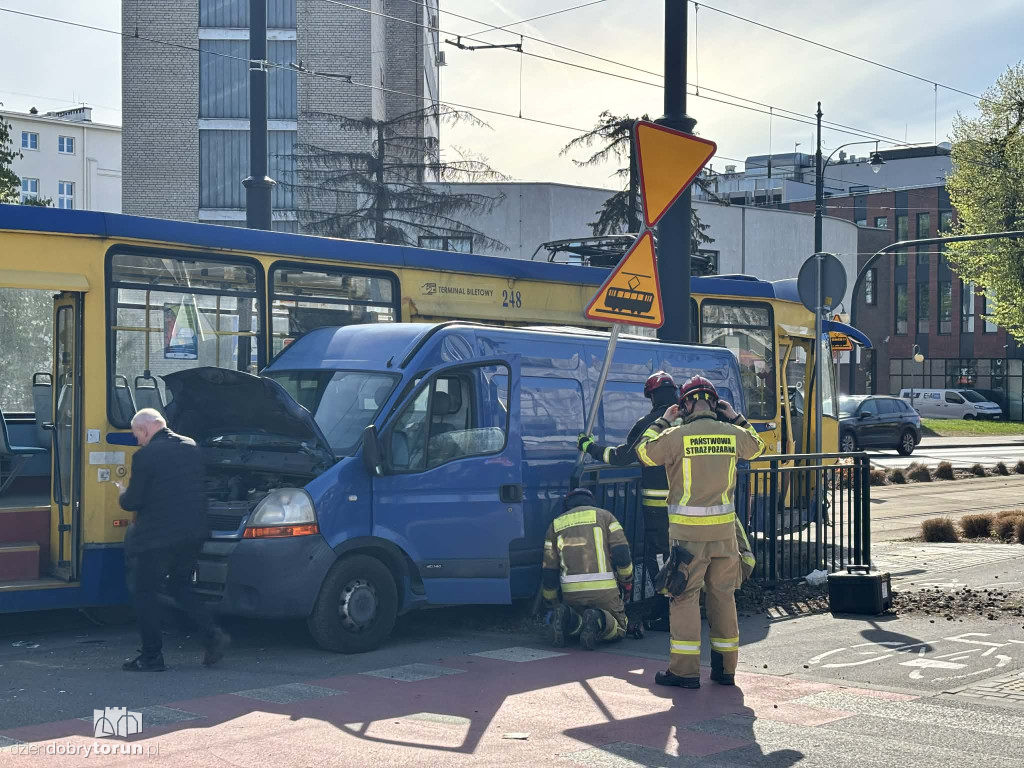 Kolizja busa i tramwaju przy targowisku