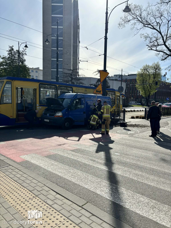 Kolizja busa i tramwaju przy targowisku