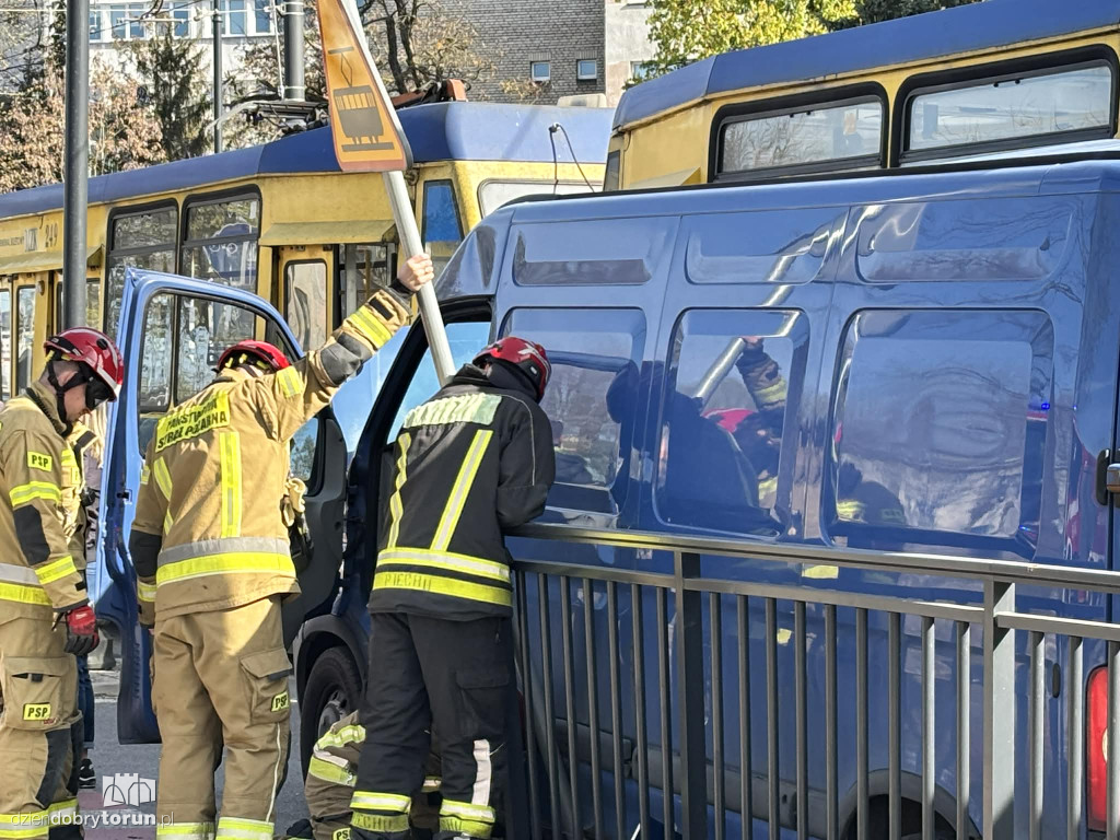 Kolizja busa i tramwaju przy targowisku