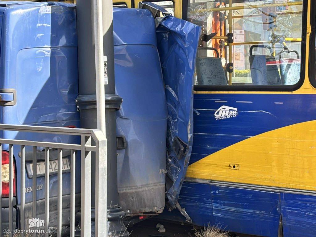 Kolizja busa i tramwaju przy targowisku