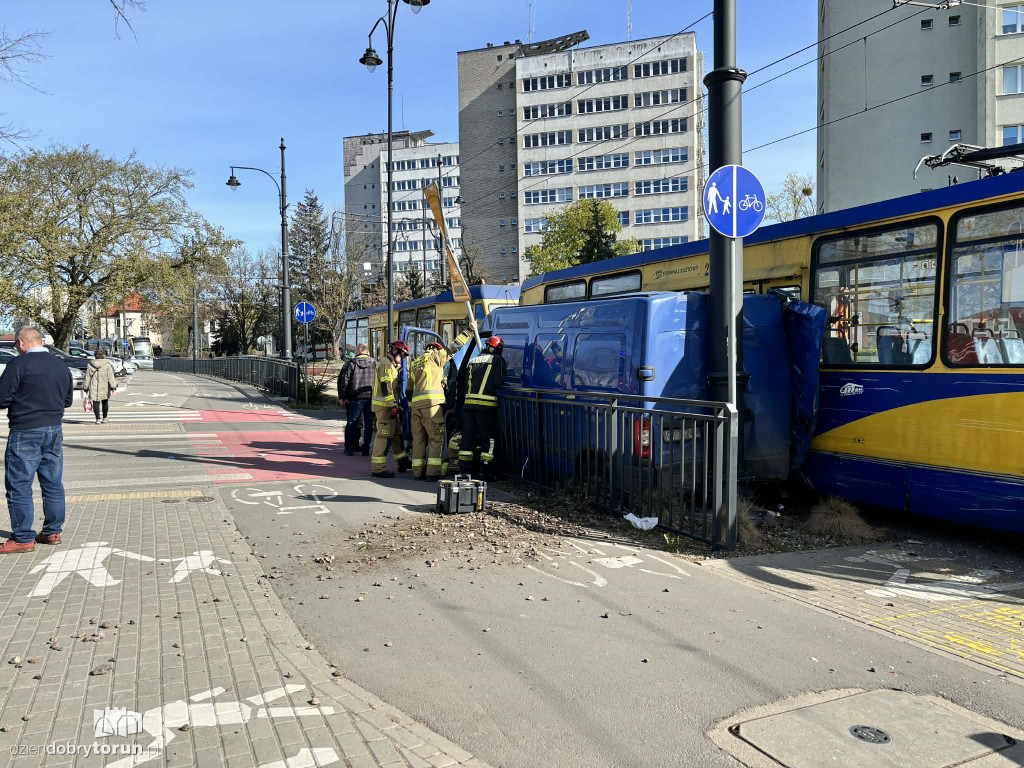 Kolizja busa i tramwaju przy targowisku