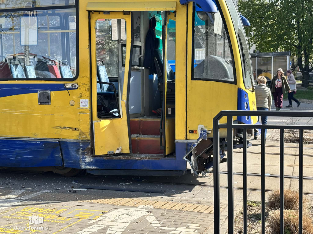 Kolizja busa i tramwaju przy targowisku