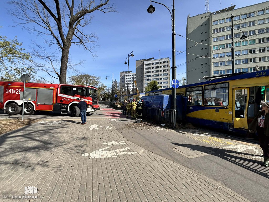 Kolizja busa i tramwaju przy targowisku