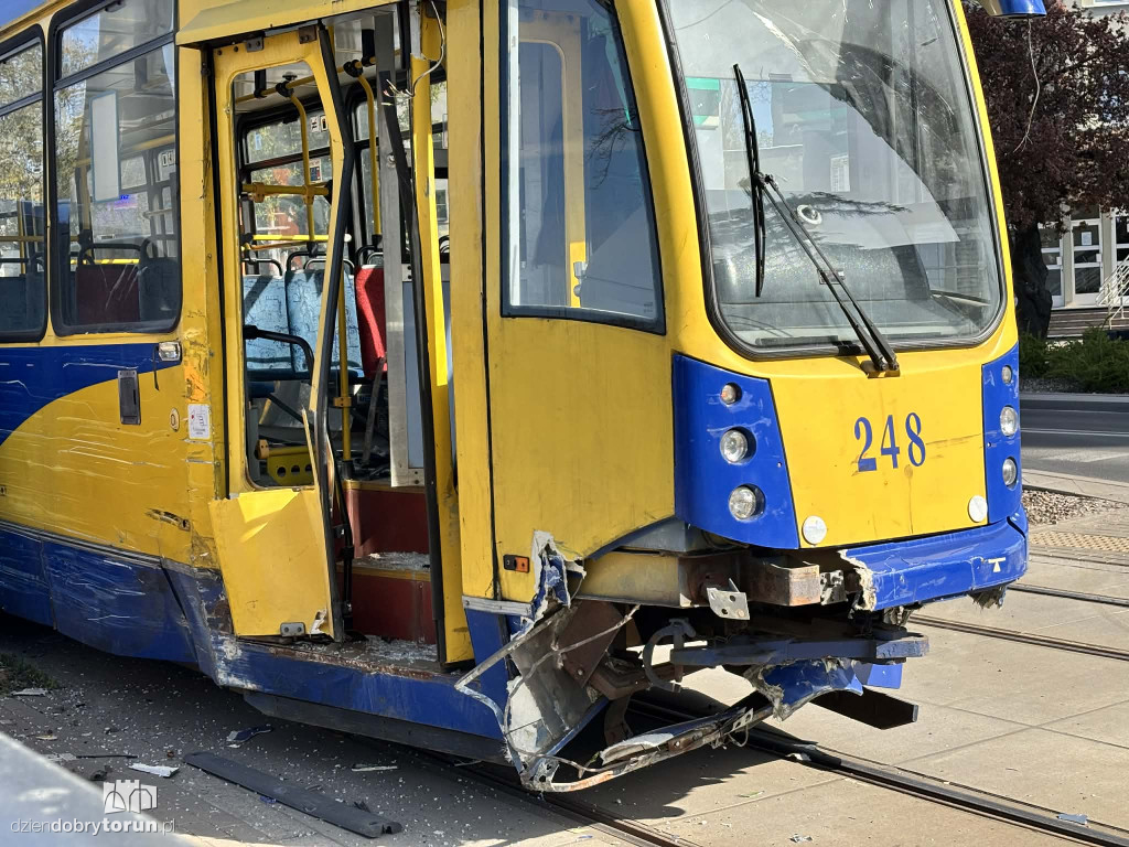 Kolizja busa i tramwaju przy targowisku