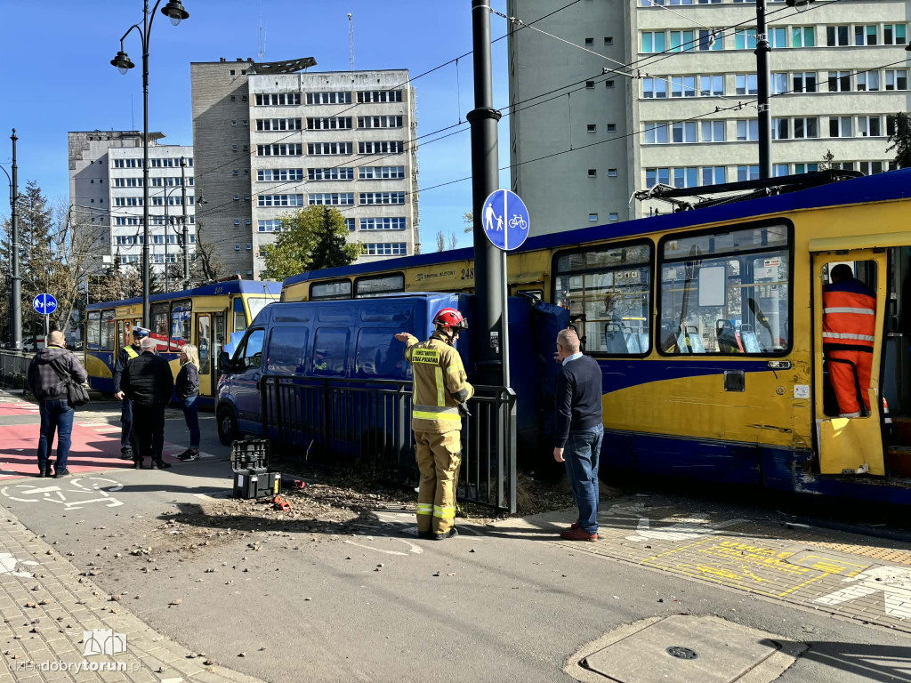 Kolizja busa i tramwaju przy targowisku