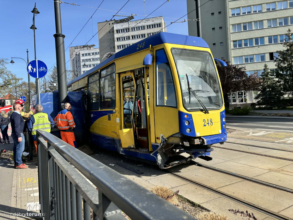 Kolizja busa i tramwaju przy targowisku
