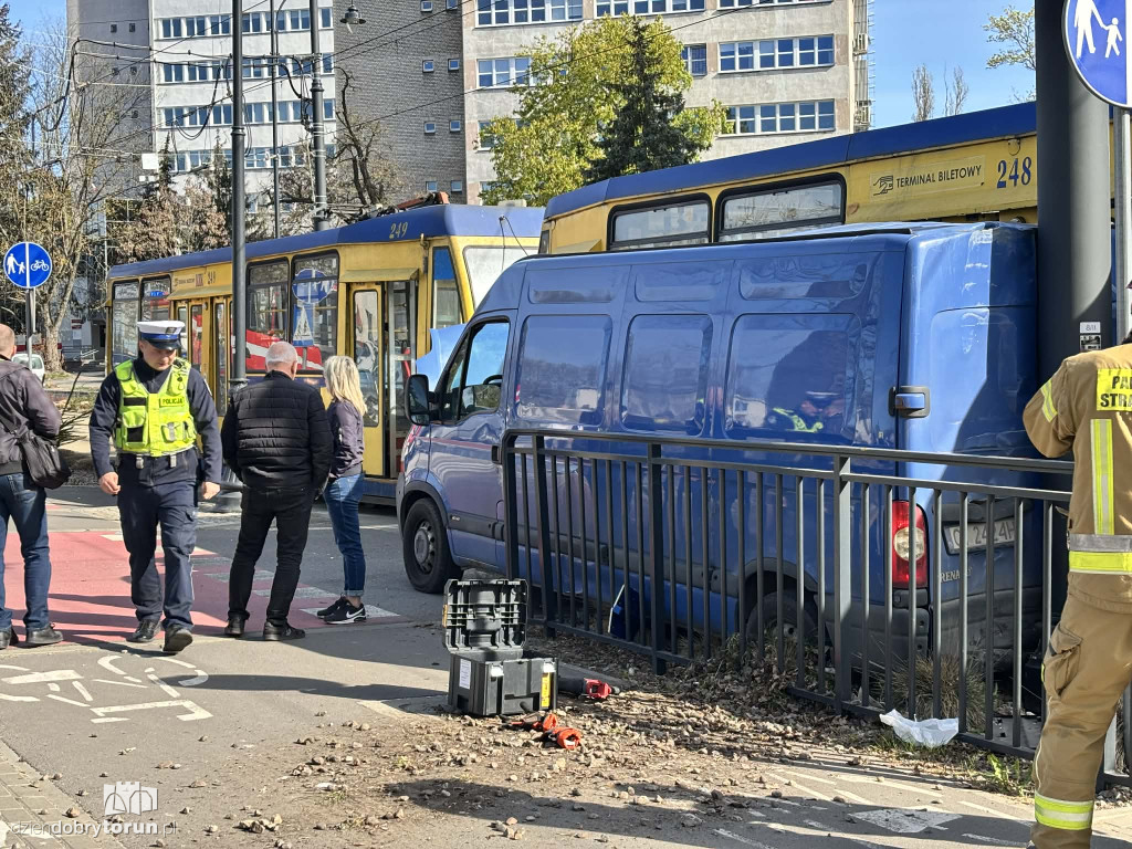 Kolizja busa i tramwaju przy targowisku