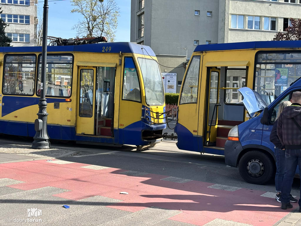 Kolizja busa i tramwaju przy targowisku
