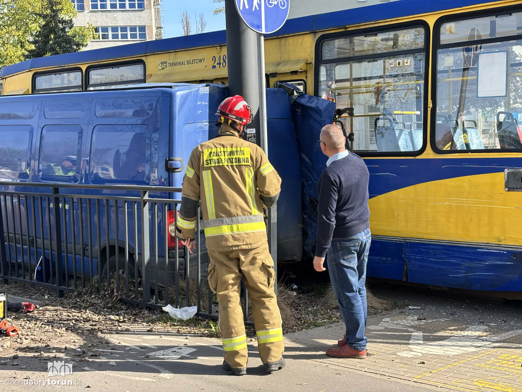 Kolizja busa i tramwaju przy targowisku