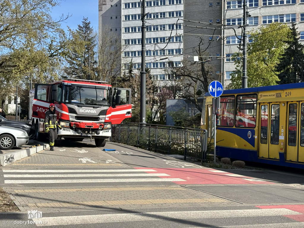 Kolizja busa i tramwaju przy targowisku