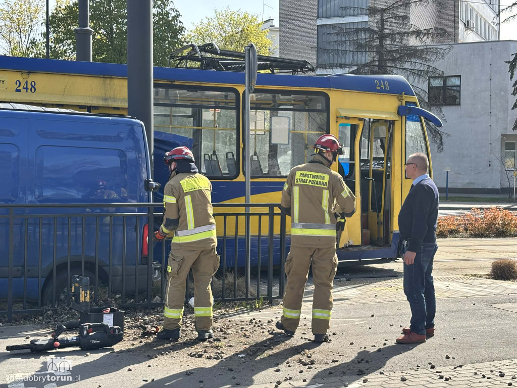 Kolizja busa i tramwaju przy targowisku