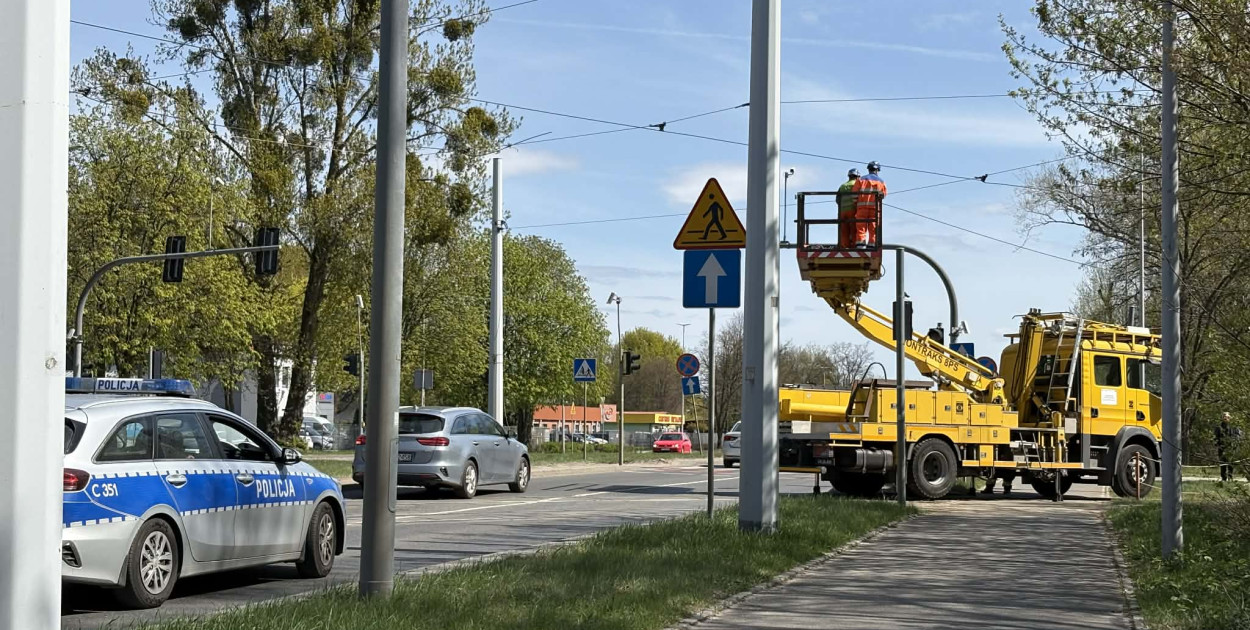 Zerwana sieć trakcyjna przy pętli Elana