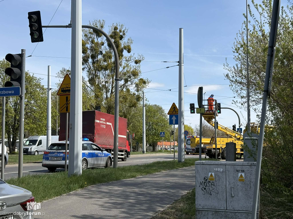 Zerwana sieć trakcyjna przy pętli Elana