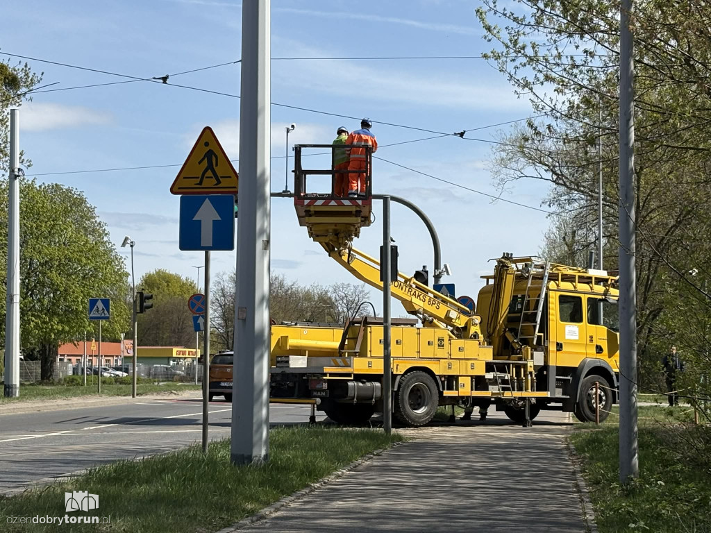 Zerwana sieć trakcyjna przy pętli Elana