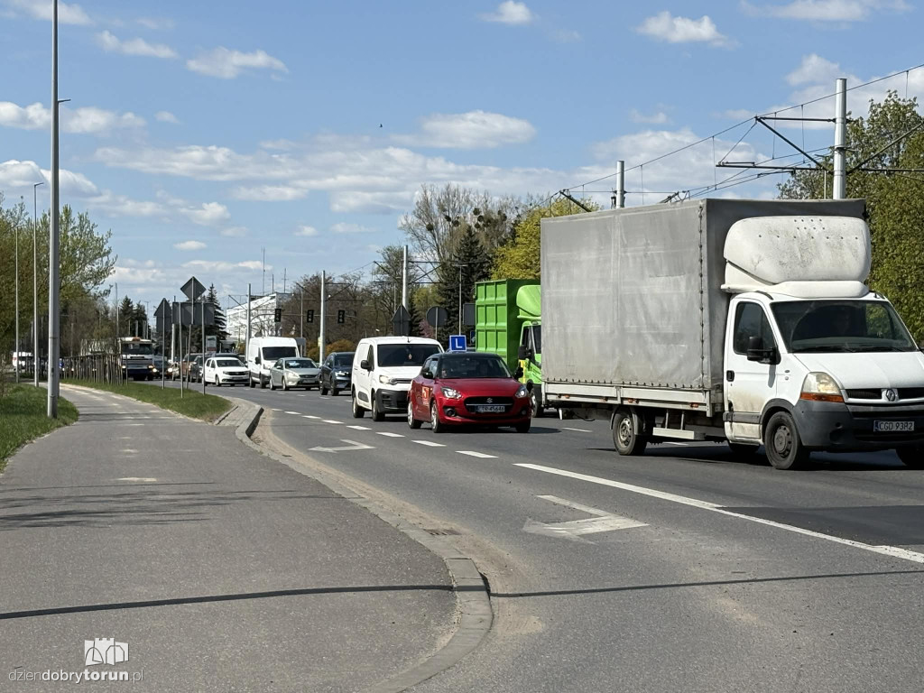 Zerwana sieć trakcyjna przy pętli Elana