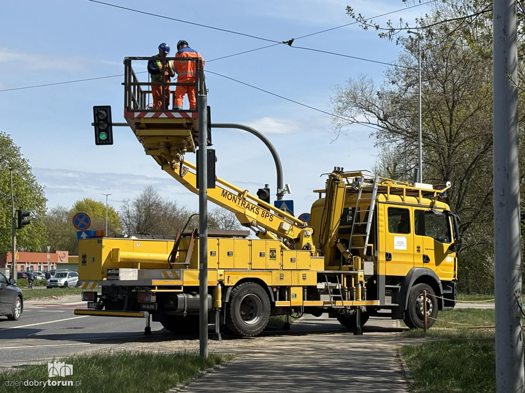 Zerwana sieć trakcyjna przy pętli Elana