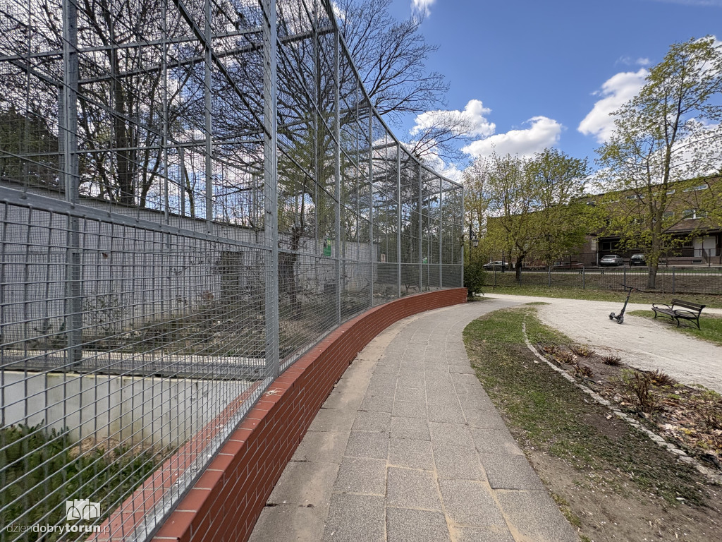 Puste klatki dla ptaków w Ciechocinku