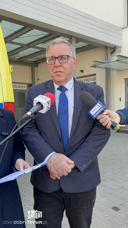 Konferencja przed szpitalem w Aleksandrowie Kuj.