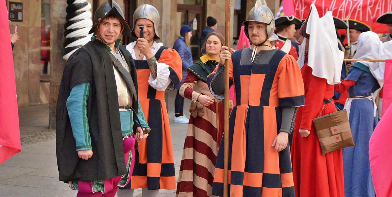 Historyczna parada na starówce