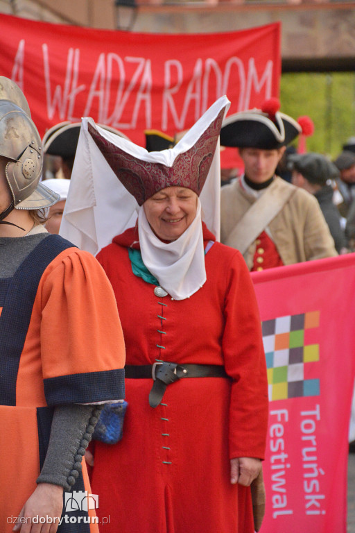 Historyczna parada na starówce