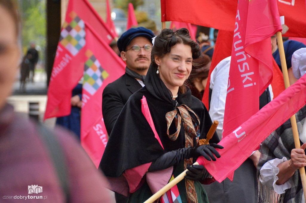 Historyczna parada na starówce