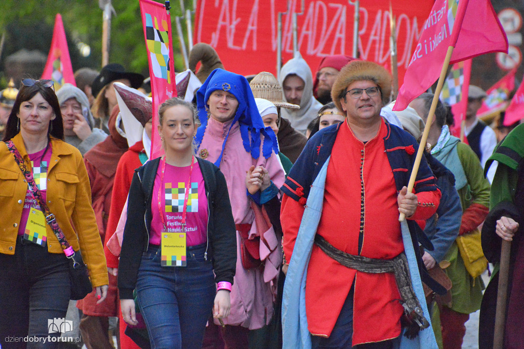 Historyczna parada na starówce