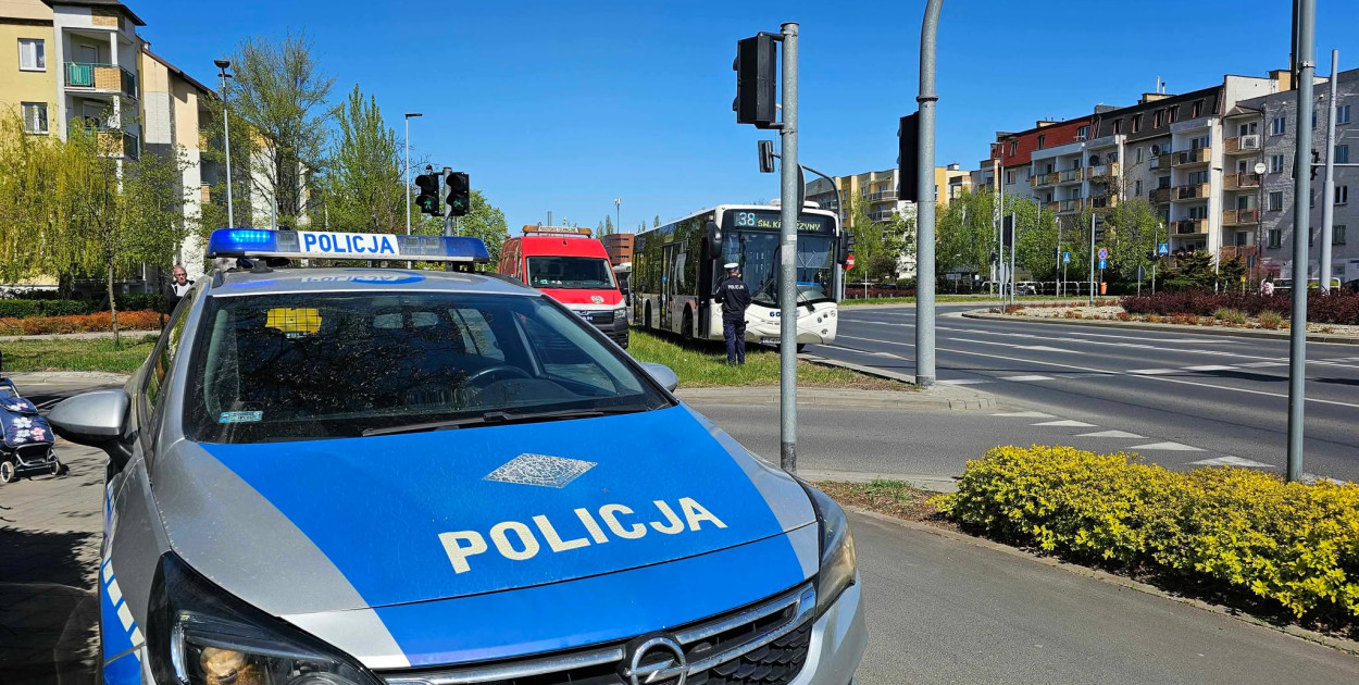 Kolizja autobusu MZK z osobówką