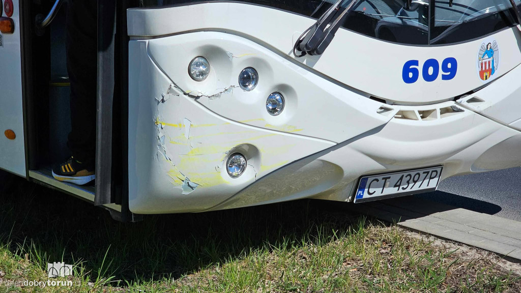 Kolizja autobusu MZK z osobówką