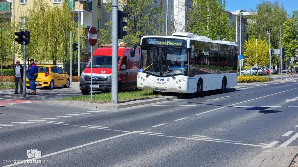 Kolizja autobusu MZK z osobówką