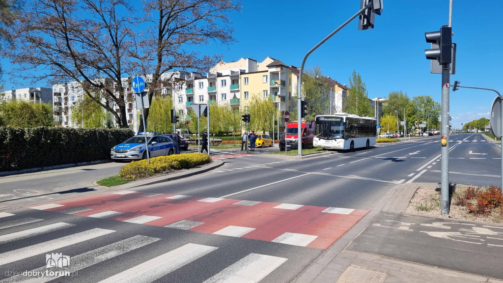 Kolizja autobusu MZK z osobówką