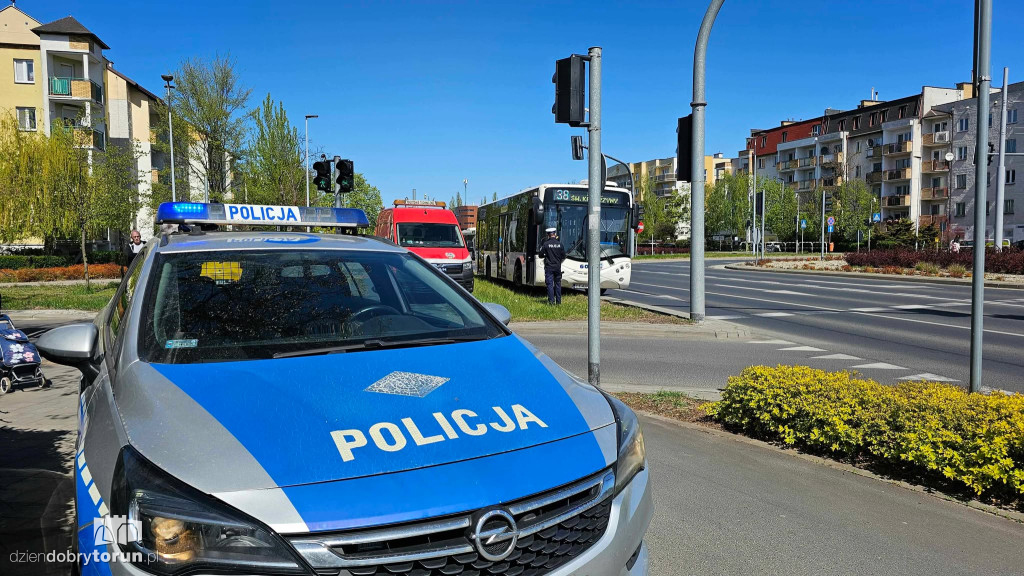 Kolizja autobusu MZK z osobówką
