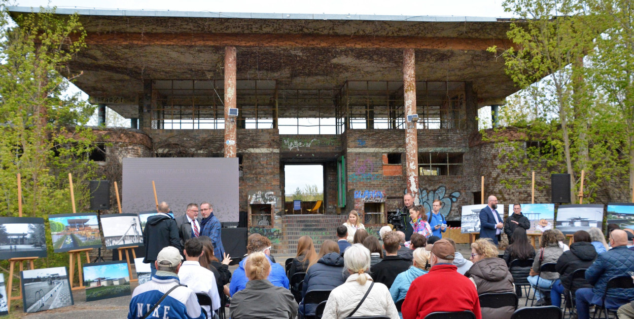 Zrujnowany basen w Ciechocinku