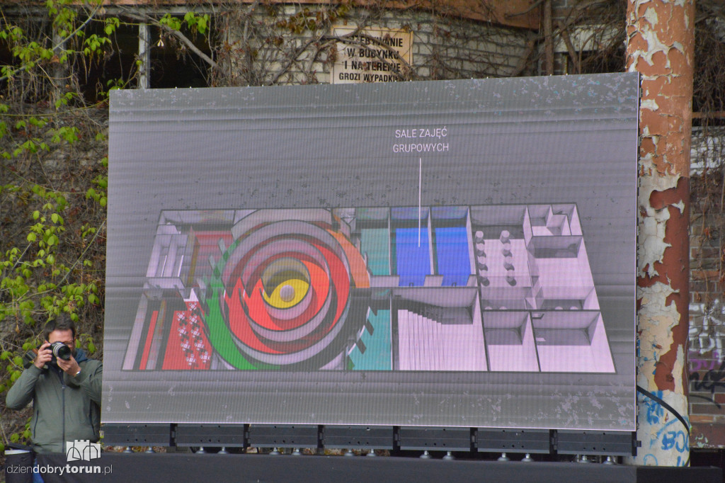 Zrujnowany basen w Ciechocinku